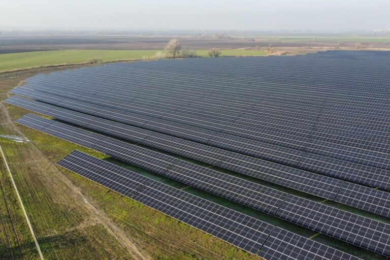 Budowa farm fotowoltaicznych krok po kroku – jakie formalności czekają inwestora?